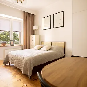 apt-komfortowy-apartament-w-scislym-centrum-warszawy.warsawhotelspoland.com/